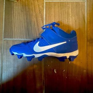 Nike football cleats new never worn a little dirty will be cleaned before shiped